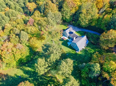 Two Chimneys: 5 br, a/c, fireplace, deck & hot tub, firepit, garage!