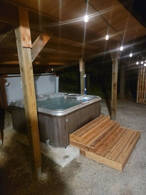 Outdoor spa tub