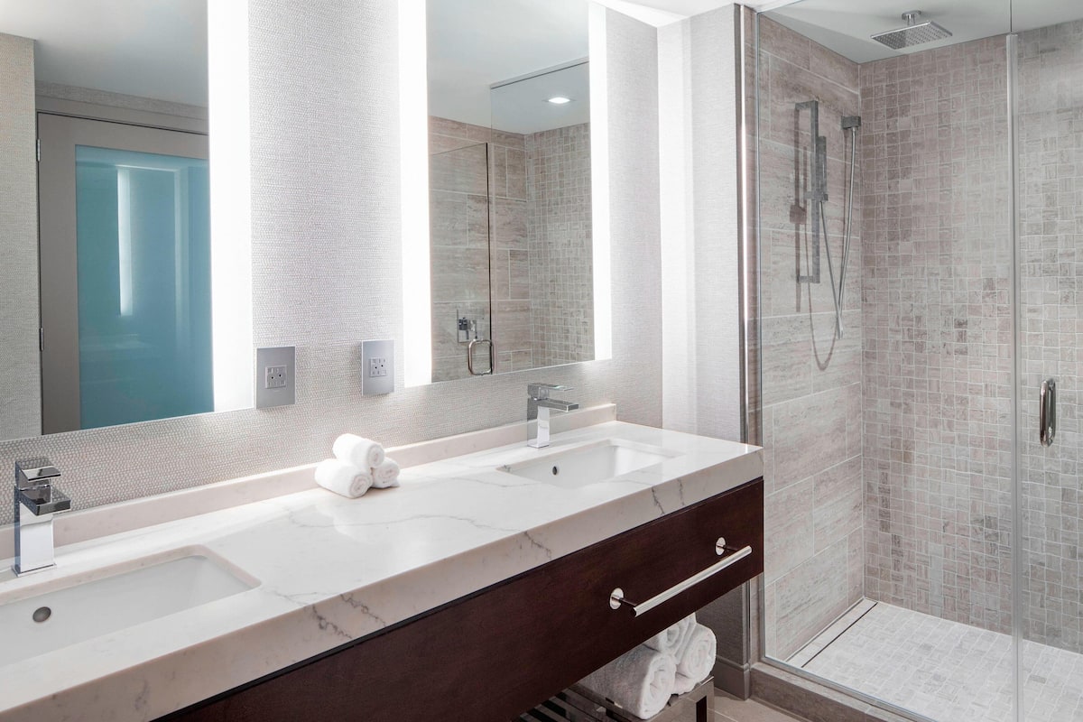 hydromassage showerhead, free toiletries, hair dryer, towels