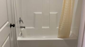 Combinazione doccia/vasca, asciugacapelli, asciugamani