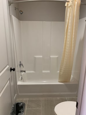 Combined shower/tub, hair dryer, towels - Red Canyon Cabins (Kanab)