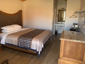 Deluxe Cabin, 1 King Bed, Accessible | Blackout curtains, soundproofing, free WiFi, bed sheets - Red Canyon Cabins (Kanab)