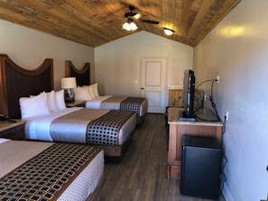 Blackout drapes, soundproofing, free WiFi, bed sheets - Red Canyon Cabins (Kanab)