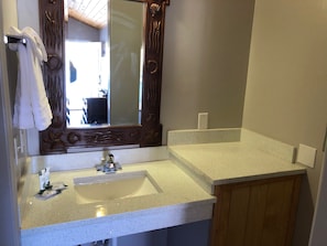 Combined shower/bathtub, hair dryer, towels