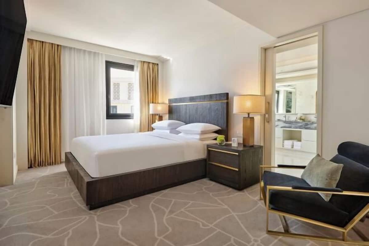 Hypo-allergenic bedding, free minibar, in-room safe, desk