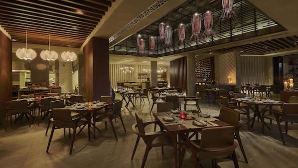 2 restaurants, breakfast, lunch, dinner served; Middle Eastern cuisine