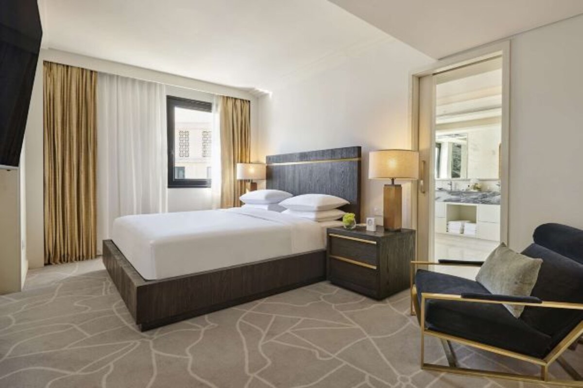 Ropa de cama hipoalergénica y minibar con artículos gratuitos 