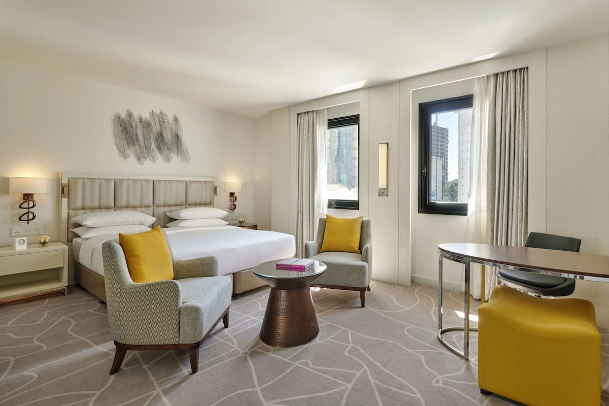 Club Room, 1 King Bed | Hypo-allergenic bedding, free minibar, in-room safe, desk