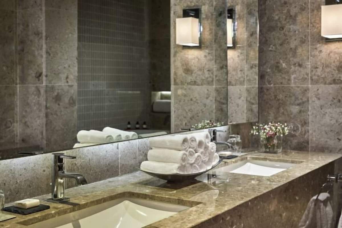 Rainfall showerhead, free toiletries, hair dryer, bathrobes