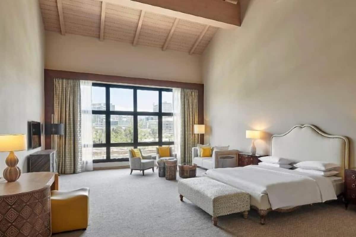 Hypo-allergenic bedding, free minibar, in-room safe, desk