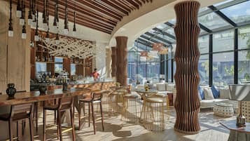 2 間餐廳;供應早餐、午餐、晚餐;中東菜