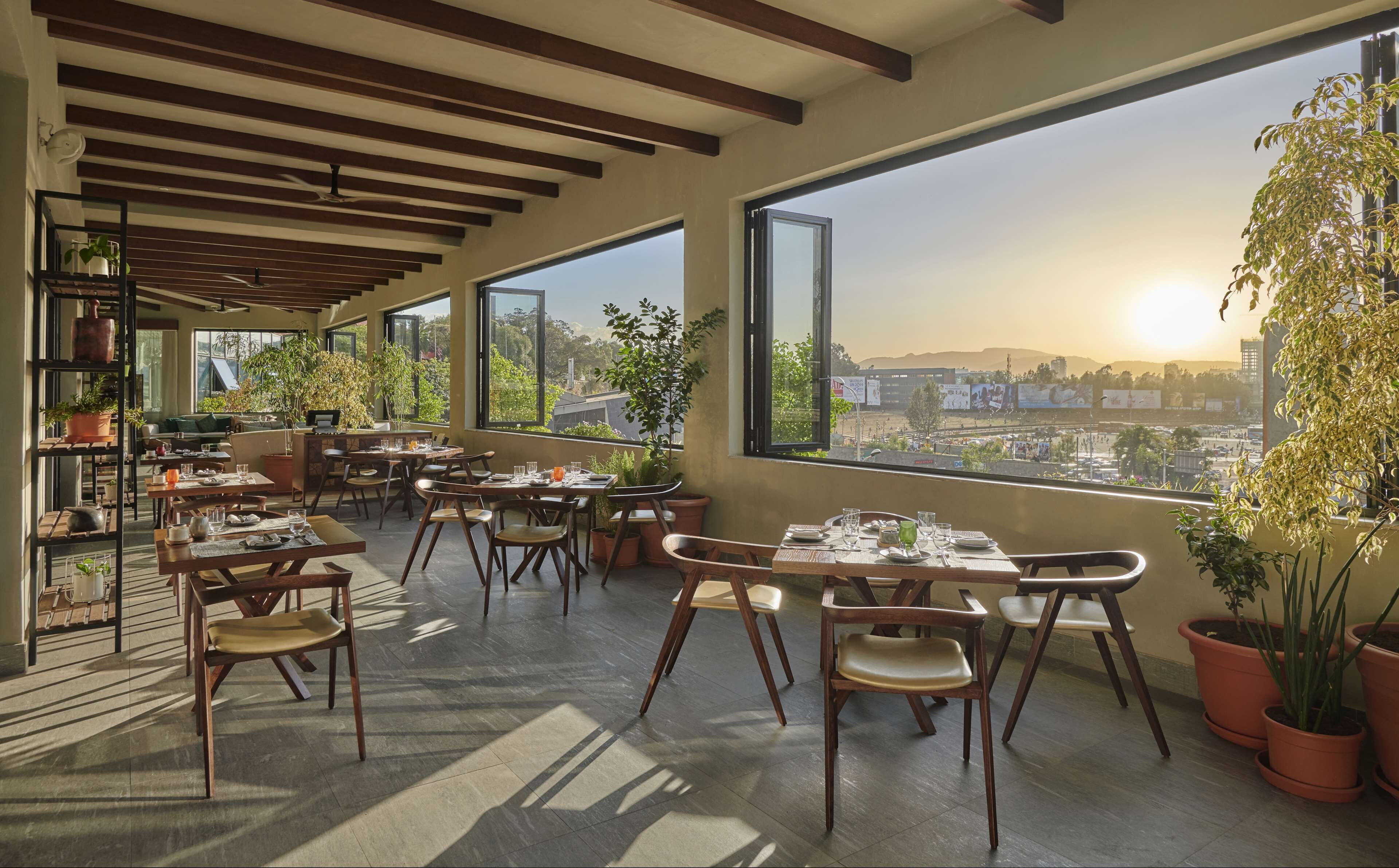 2 か所のレストラン、朝食、ランチ、ディナーに営業 (中東料理)