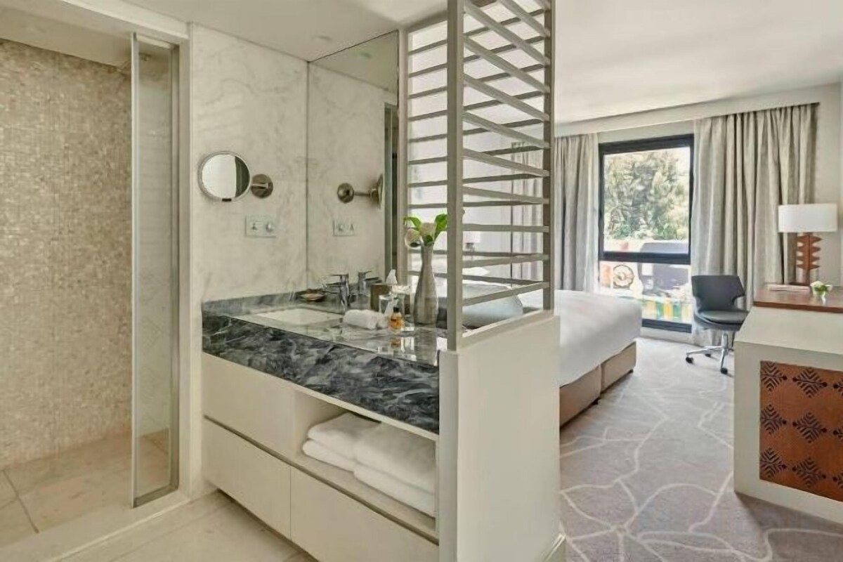Ropa de cama hipoalergénica y minibar con artículos gratuitos