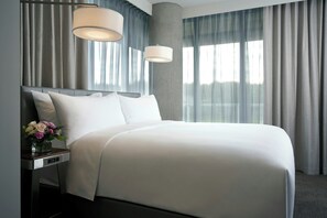 Premium bedding, down comforters, pillowtop beds, in-room safe - Archer Hotel Seattle/Redmond (Redmond)