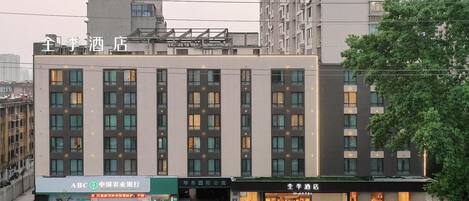 Un hotel con fachada moderna, varios pisos y entrada a nivel de calle.