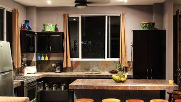 Kondo Mewah, Beberapa Tempat Tidur, Bebas Asap Rokok, pemandangan samudra | Dapur pribadi | Lemari es besar, microwave, oven, dan kompor