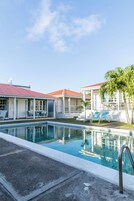 室外游泳池，日光浴躺椅