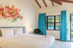 Premium Studio, 1 King Bed, Non Smoking, Pool View | Interior