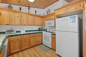 Wasserkocher mit Kaffee-/Teezubehör, Kühlschrank, Mikrowelle, Ofen