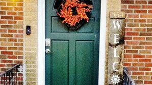 A green door with a wreath, a 'WELCOME' sign, and a mailbox. - Go Braves!- 3bd/2ba 6min from Mercedes-Benz/CNN/GWCC (Atlanta)