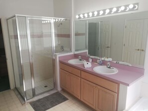 Bathtub, jetted bath, hair dryer, towels - Luxury villa Near Disney Gated Lake View Heated Pool w/ sunset & home office  (Kissimmee)