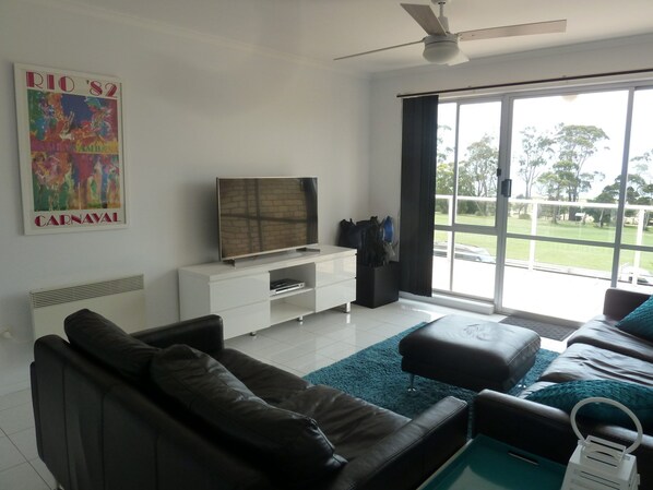 Living area - Conveniently located on Bridport's Main St is this neat 3... (Bridport)