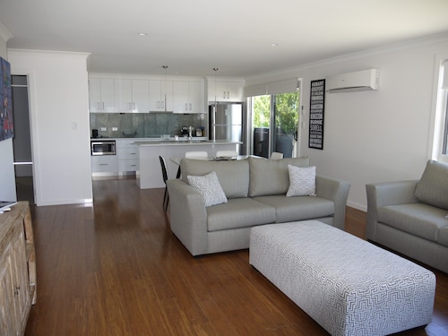 Close to Shops and Restaurants