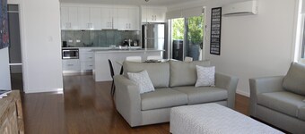 Close to Shops and Restaurants