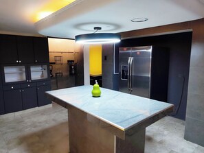 Réfrigérateur dans l'espace commun, micro-ondes dans l'espace commun