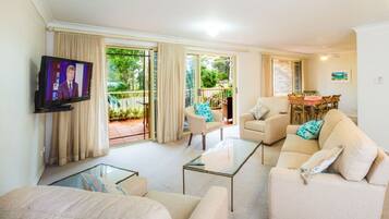 Una televisión LED, un reproductor de DVD