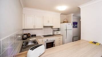 Jääkaappi, mikroaaltouuni, uuni, astianpesukone