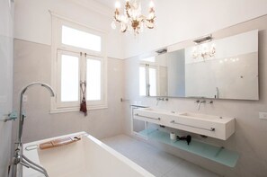 Bathtub, hair dryer, towels, shampoo - Purple Rain - Elegant 2 Bedroom in Recoleta (Buenos Aires)