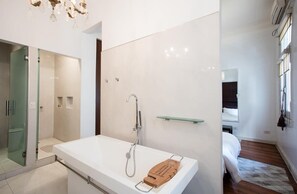 Een bad, een haardroger, handdoeken, shampoo