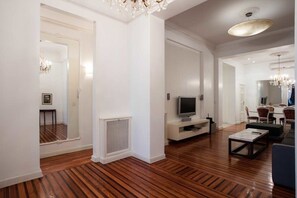 TV, caminetto, lettore DVD, impianto stereo