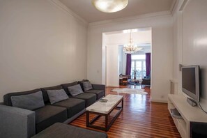 Televisión, chimenea, reproductor de DVD, estéreo