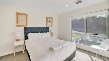 5 dormitoris, planxa i posts de planxar, wifi gratuïta i roba de llit