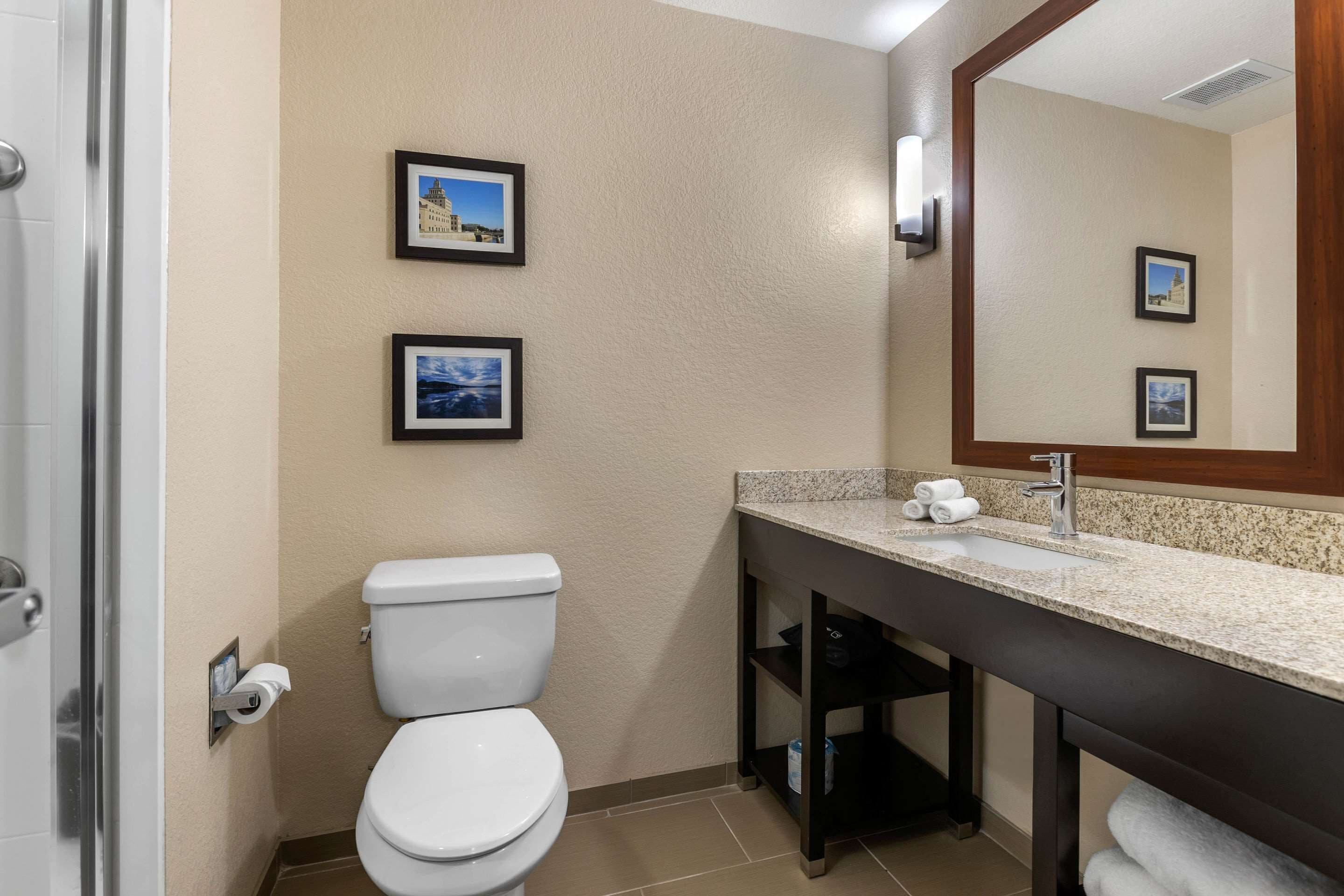 combined shower/bathtub, towels