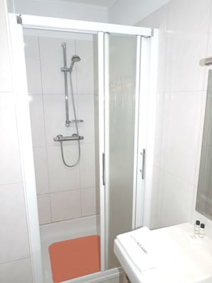 Basic-Studio, Blick auf den Jachthafen | Badezimmer
