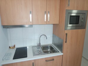 基本開放式客房, 海濱景觀 | 私人小型廚房 | 大型冰箱、微波爐、烤麵包機、鍋具/餐盤/廚房用品