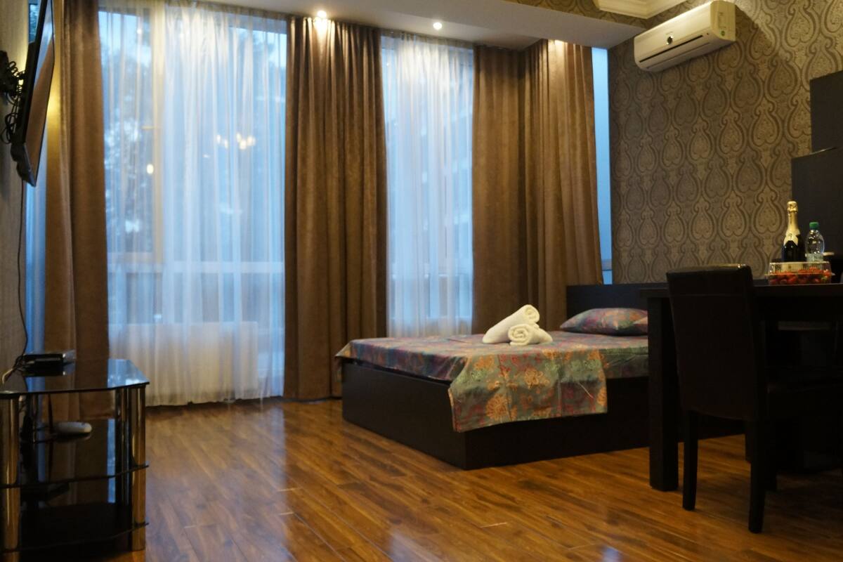 Estúdio superior, 1 cama King, acessível, para não fumantes | Roupas de cama premium, camas Select Comfort, cortinas blackout