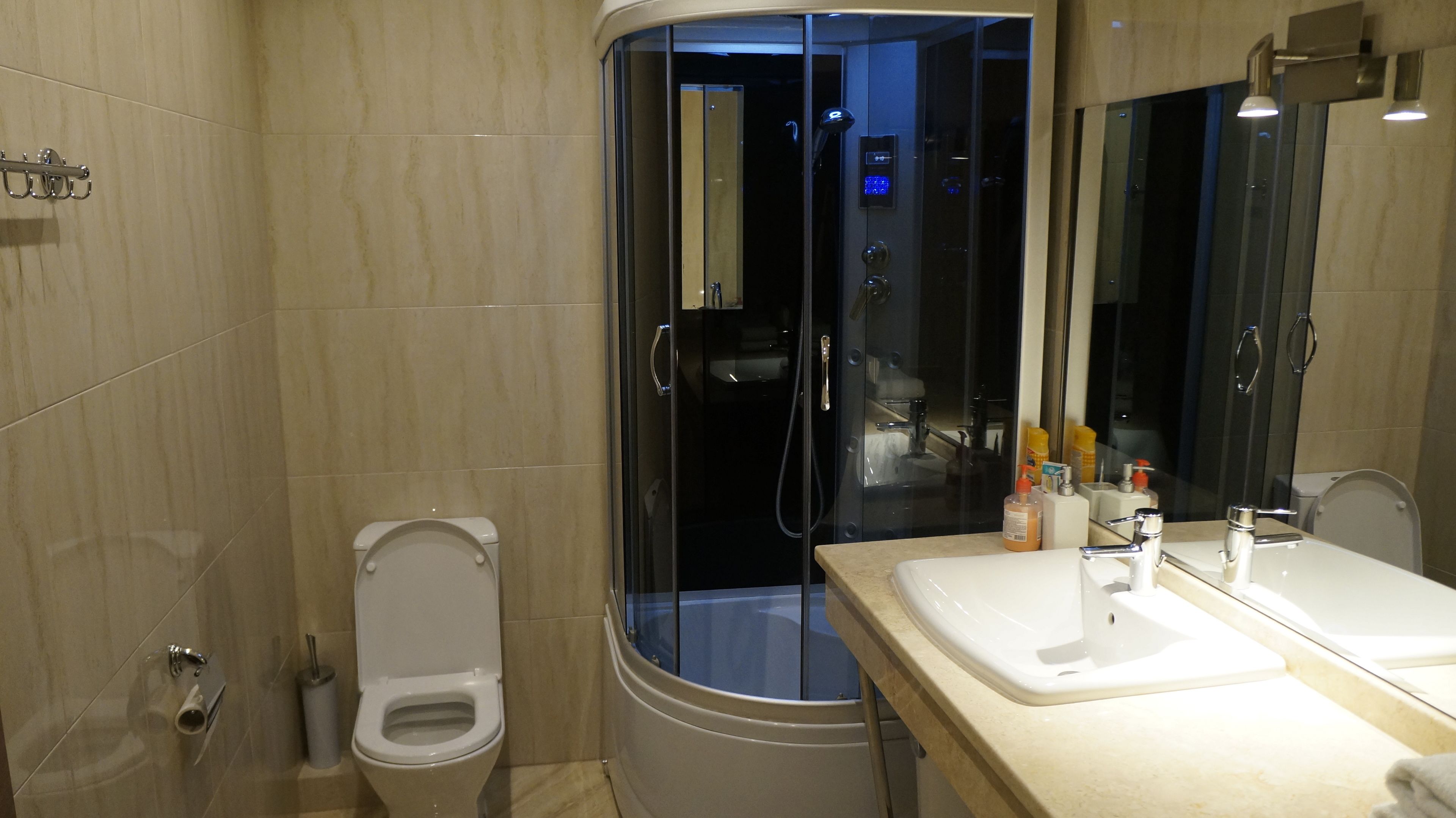 Apartment, 1 Bedroom | Bathroom | Combined shower/tub, free toiletries, hair dryer, towels
