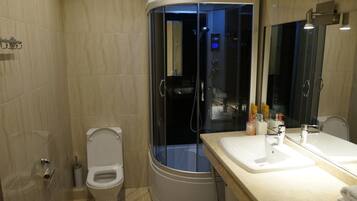 Apartment, 1 Bedroom | Bathroom | Combined shower/tub, free toiletries, hair dryer, towels
