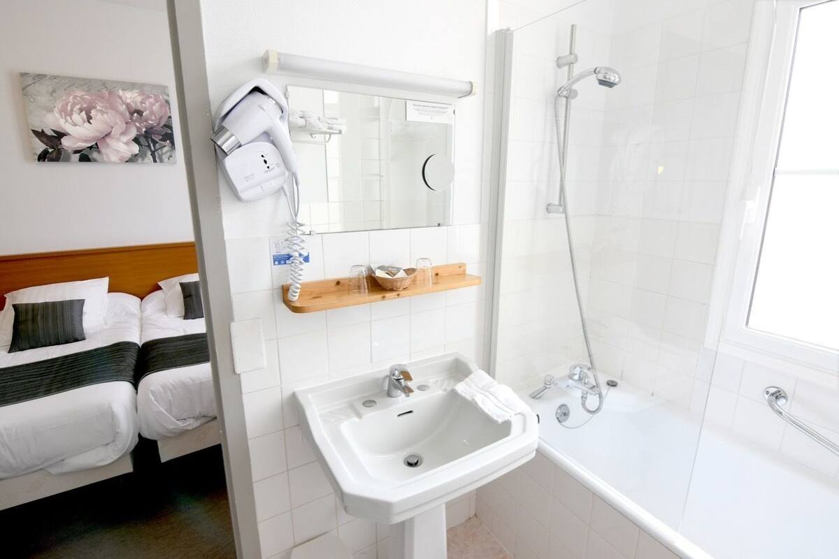 twin room | bathroom | combined shower/bathtub, free toiletries, hair dryer, towels