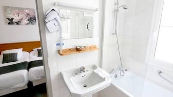 Chambre avec lits jumeaux | Salle de bain | Ensemble douche/baignoire, articles de toilette gratuits, sĂšche-cheveux