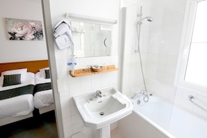 Chambre avec lits jumeaux | Salle de bain | Ensemble douche/baignoire, articles de toilette gratuits, sèche-cheveux