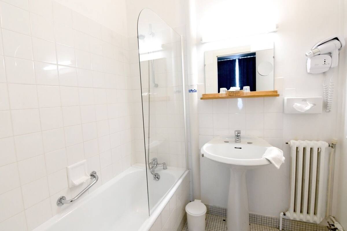 combined shower/bathtub, free toiletries, hair dryer, towels