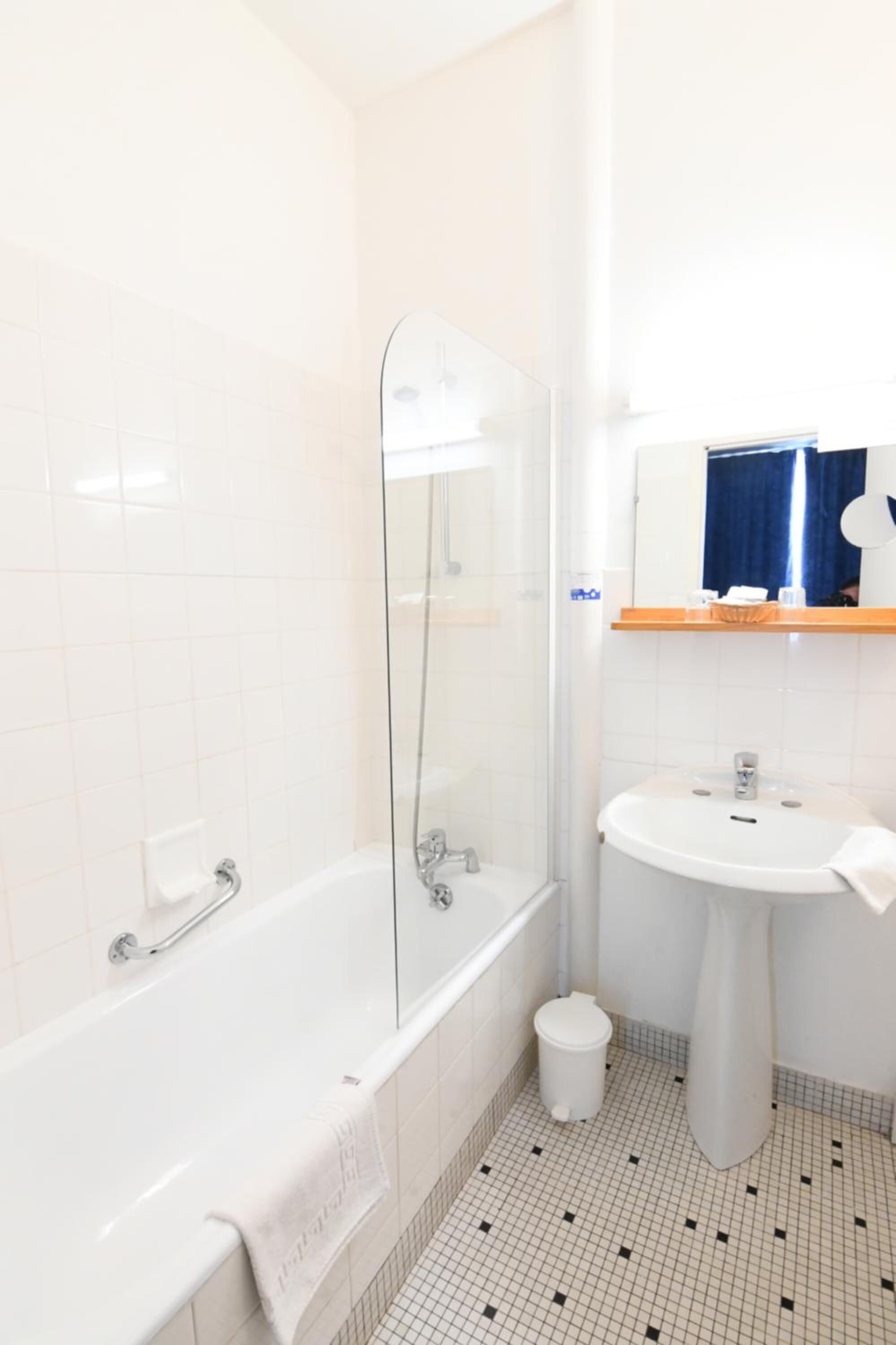 combined shower/bathtub, free toiletries, hair dryer, towels