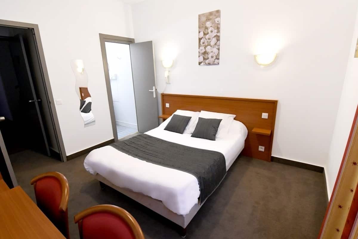 Double Room | Desk, blackout drapes, iron/ironing board (on request), WiFi (free)