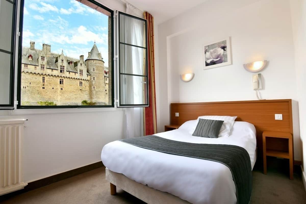 Single Room | Desk, blackout drapes, iron/ironing board (on request), WiFi (free)