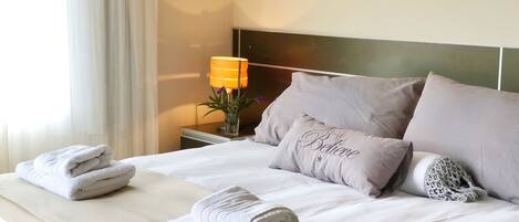 خزنة داخل الغرفة وبديكورات فريدة لكل غرفة وطراز فريد لكل وحدة